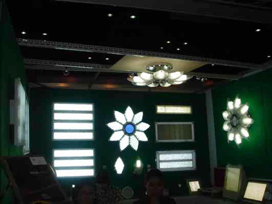 Рис. 5. Комбинированные лепестковые люстры со светодиодами («LED Three Wave Chandelier Light») и прямоугольные модули светильников для жилых помещений фирмы DMLED Co., Ltd