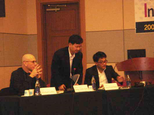 Рис. 10. Вторая сессия форума. Слева направо: д-р Мишель Лебби (Michael Lebby, OIDA), Министр знания и экономики Республики Корея Ёнг Хак Пак (Jong Hark Park) и д-р Ёнг Хуб Баек (Jong Hyeb Baek, KOPTI)